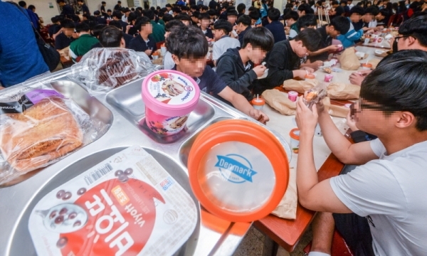 학교비정규직 노동자들의 총파업이 시작된 3일 오후 인천 서구 한 고등학교 급식실에서 학생들이 대체 급식으로 받은 빵과 음료 등을 먹고 있다.조주현기자