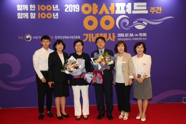 한대희 군포시장과 시의원‚ 관계공무원 등이 성별영향평가 우수기관으로 국무총리 기관표창을 받고 기념촬영을 하고 있다.