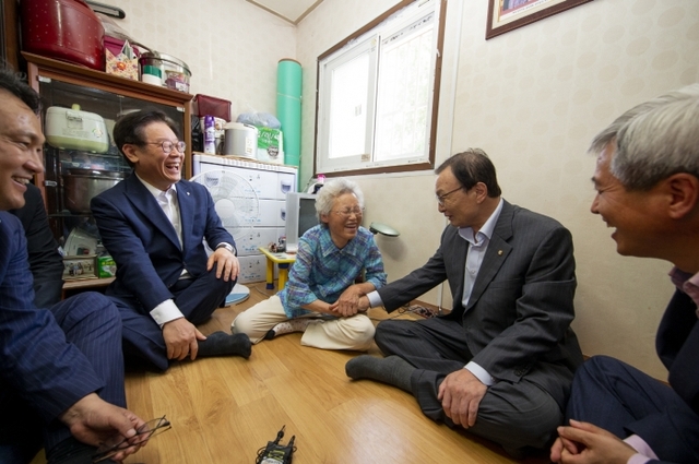 ▲ 경기도 오산시의 폭염 취약계층(독거노인) 가정을 방문3