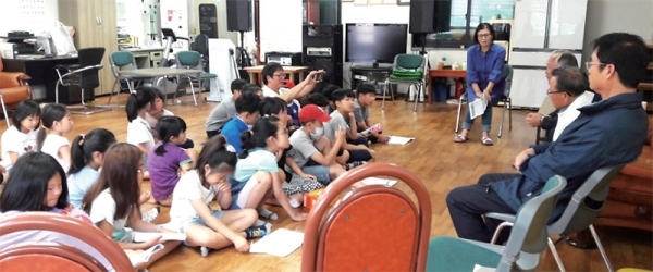 2018년 6월 7일 문호4리 마을회관에 어린이들이 어르신들에게 질문을 하고 있다.
