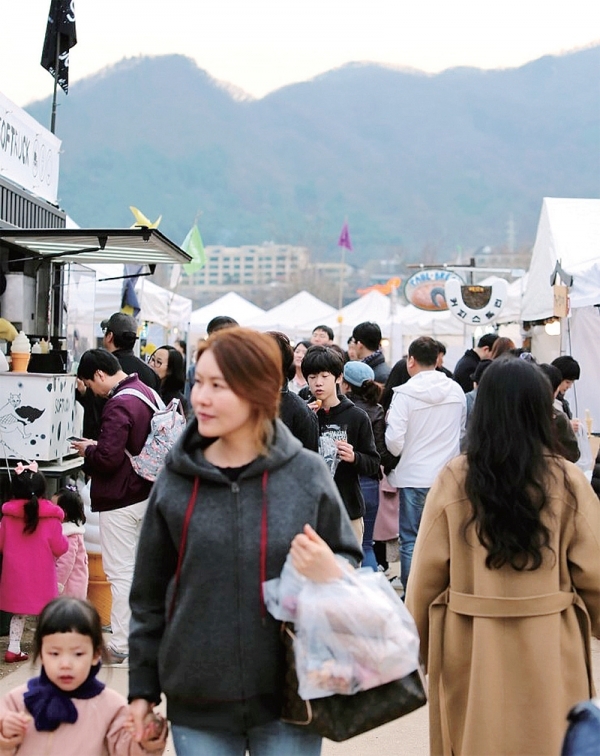 지난 2014년부터 열렸다는 문호리 리버마켓은 예술가이자, 양평의 지역 주민들이 모여서 만드는 시장이다.