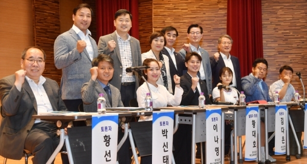 경기도의회 더불어민주당 주최로 4일 수원 경기과학고 대강당에서 열린 '모두 상생하는 경기학교체육정책을 위한 대토론'에서 도의회 안혜영 부의장, 염종현 민주당 대표의원, 황대호 도의원,  황선학 경기일보 체육부장 등 참석자들이 기념촬영을 하고 있다. 김시범기자