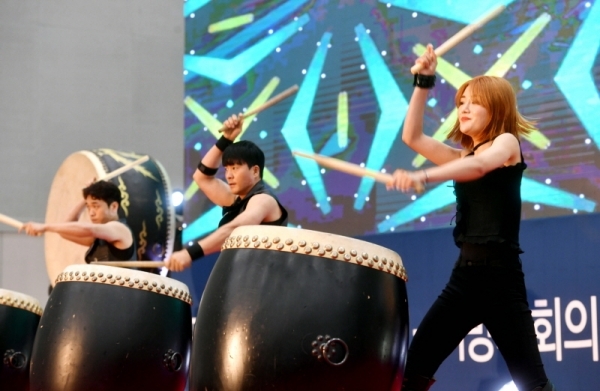 4일 수원컨벤션센터에서 ‘민선7기 개원 1주년, 지방의회의 가치를 드높이고 지방분권시대를 열다’란 주제로  열린 대한민국 의회ㆍ행정 박람회 개막식에서 타악공연을 하고 있다.전형민기자