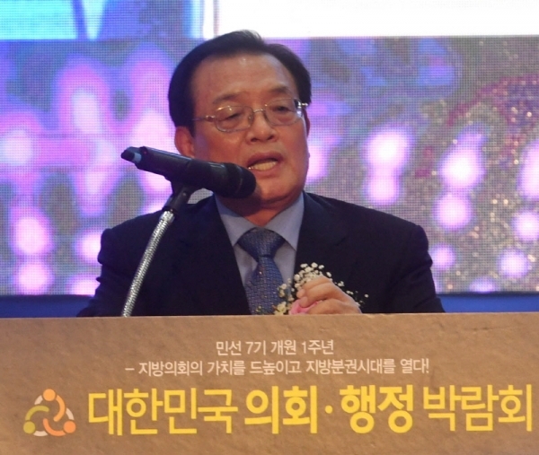 4일 수원컨벤션센터에서 ‘민선7기 개원 1주년, 지방의회의 가치를 드높이고 지방분권시대를 열다’란 주제로  열린 대한민국 의회ㆍ행정 박람회에서 최봉기 대한민국 의회,행정 박람회 조직위원장이 인사말을 하고 있다.전형민기자