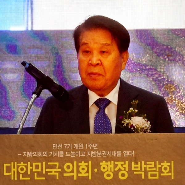 4일 수원컨벤션센터에서 ‘민선7기 개원 1주년, 지방의회의 가치를 드높이고 지방분권시대를 열다’란 주제로  열린 대한민국 의회ㆍ행정 박람회에서  신항철 경기일보 대표이사 사장이 인사말을 하고 있다.전형민기자