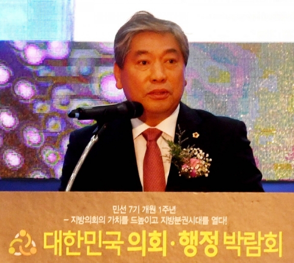 4일 수원컨벤션센터에서 ‘민선7기 개원 1주년, 지방의회의 가치를 드높이고 지방분권시대를 열다’란 주제로  열린 대한민국 의회ㆍ행정 박람회에서 송한준 전국시도의회의장단협의회장(경기도의회 의장)이 인사말을 하고 있다.전형민기자