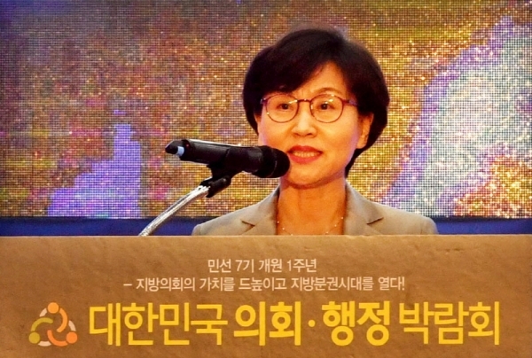 4일 수원컨벤션센터에서 ‘민선7기 개원 1주년, 지방의회의 가치를 드높이고 지방분권시대를 열다’란 주제로  열린 대한민국 의회ㆍ행정 박람회에서 이화순 경기도 행정2부지사가 환영사를  하고 있다.전형민기자