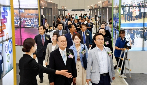 4일 수원컨벤션센터에서 ‘민선7기 개원 1주년, 지방의회의 가치를 드높이고 지방분권시대를 열다’란 주제로  열린 대한민국 의회ㆍ행정 박람회에서 최봉기 대한민국 의회,행정 박람회 조직위원장, 이화순 경기도 행정2부지사, 송한준 전국시도의회의장단협의회장(경기도의회 의장), 강필구 전국시군구의회의장단협의회장(영광군의장), 신항철 경기일보 대표이사 사장 등 참석자들이 행사장을 둘러보고 있다.전형민기자