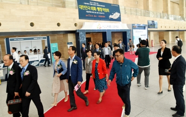 4일 수원컨벤션센터에서 ‘민선7기 개원 1주년, 지방의회의 가치를 드높이고 지방분권시대를 열다’란 주제로  열린 대한민국 의회ㆍ행정 박람회에서 최봉기 대한민국 의회,행정 박람회 조직위원장, 이화순 경기도 행정2부지사, 송한준 전국시도의회의장단협의회장(경기도의회 의장), 강필구 전국시군구의회의장단협의회장(영광군의장), 신항철 경기일보 대표이사 사장 등 참석자들이 행사장을 둘러보고 있다.전형민기자