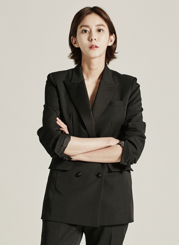 배우 유이. 킹엔터테인먼트