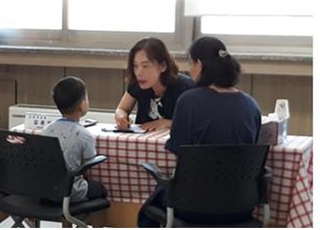 다문화가정 학부모와 학생이 진로상담을 받고 있다. 구리남양주교육지원청