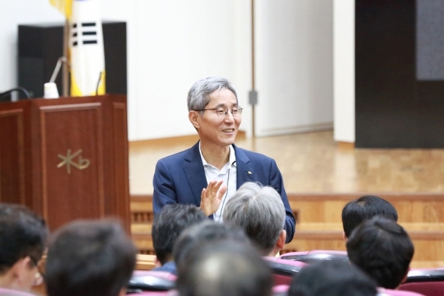 ▲ [보도사진2] KB금융그룹 2019년 하반기 경영진 워크샵 강연