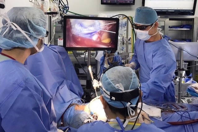 세종병원 흉부외과 유재석 과장이 3D 내시경을 이용한 심장수술을 하고 있다.