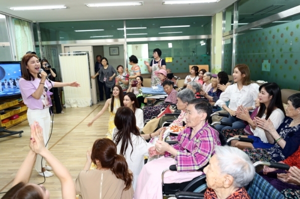 미스트롯 송가인씨와 트롯 여신 12인이 7월4일 백령도요양원에서 어르신들에게 노래선물 등 봉사를 하고 있다. 옹진군제공