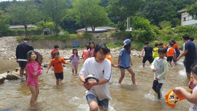 7일 양평군 청운면의 ‘외갓집체험마을’을 찾은 피서객들이 냇가에서 무더위에 맞서 물놀이를 즐기고 있다. 홍완식기자