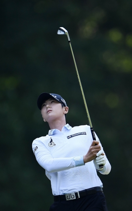 ▲ 세계랭킹 1위 박성현(26)이 7일(한국시간) 미국 위스콘신주 오나이다의 손베리 크리크(파72)에서 열린 미국여자프로골프(LPGA) 투어 손베리 크리크 클래식 3라운드 2번 홀서 티샷을 날린 뒤 타구를 바라보고 있다.연합뉴스