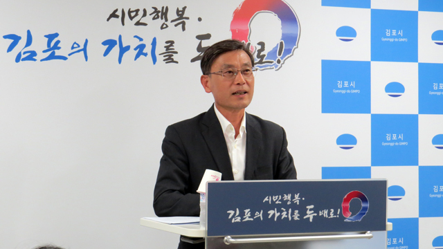 정하영 김포시장이 지난 5일 오후 7시 긴급 기자회견을 자청, 김포도시철도의 개통연기에 대해 설명하고 있다.