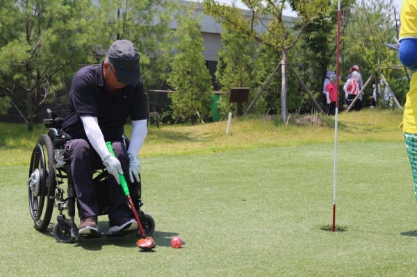 2019 경기도의회 의장배 전국장애인파크골프대회에 참가한 선수들이 경기를 펼치고 있다.경기도장애인체육회 제공