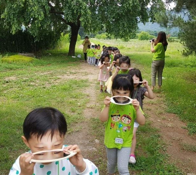 황학산수목원에서 어린이들이 유아숲체험을 하고 있다. 사진제공=여주시