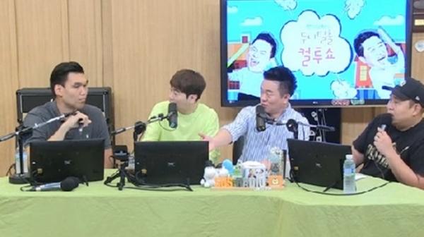 '두시탈출 컬투쇼'에 출연한 전 농구선수 하승진(맨 왼쪽). SBS 보이는 라디오