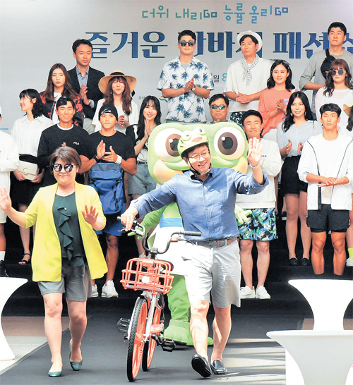 8일 수원시청 로비에서 열린 ‘즐거운 반바지 패션쇼’에서 모델로 나선 염태영 수원시장과 조명자 수원시의회 의장 등이 반바지 패션을 선보이고 있다. 이번 패션쇼는 수원지역 공무원들에게 여름철 반바지 착용 동참 메시지를 전달하고 다양한 모습의 반바지 복장을 선보이기 위해 마련됐다. 전형민기자