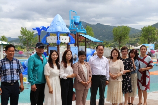 양평 물놀이장 개장식에 참석한 정동균 군수, 전승희 도의원, 송요찬 부의장 등이 포즈를 취했다.