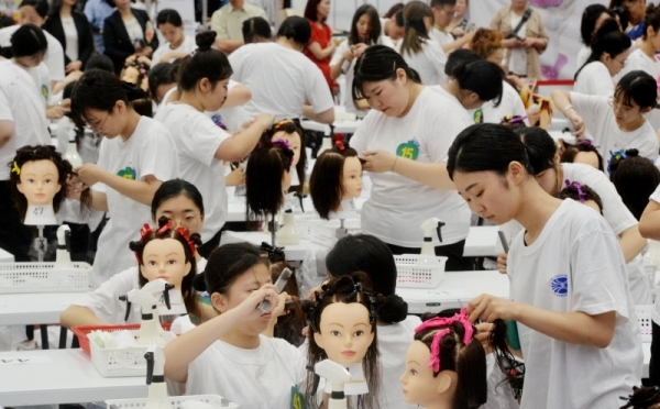 8일 수원컨벤션센터에서 국내외 전문미용인들의 정보교류와 뷰티산업 활성화를 위해 열린 '2019 국제한국미용페스티벌'에서 헤어 경기참가자들이 자신의 솜씨를 발휘하고 있다. 이번 대회엔 도제과제, 크리에이티브 헤어 등 다양한 부분에 고등부, 대학부, 일반부 참가자들이 실력을 겨뤘다. 윤원규기자