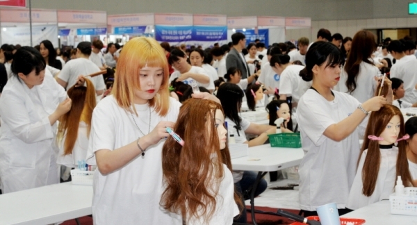 8일 수원컨벤션센터에서 국내외 전문미용인들의 정보교류와 뷰티산업 활성화를 위해 열린 '2019 국제한국미용페스티벌'에서 헤어 경기참가자들이 자신의 솜씨를 발휘하고 있다. 이번 대회엔 도제과제, 크리에이티브 헤어 등 다양한 부분에 고등부, 대학부, 일반부 참가자들이 실력을 겨뤘다. 윤원규기자