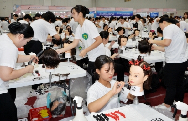 8일 수원컨벤션센터에서 국내외 전문미용인들의 정보교류와 뷰티산업 활성화를 위해 열린 '2019 국제한국미용페스티벌'에서 헤어 경기참가자들이 자신의 솜씨를 발휘하고 있다. 이번 대회엔 도제과제, 크리에이티브 헤어 등 다양한 부분에 고등부, 대학부, 일반부 참가자들이 실력을 겨뤘다. 윤원규기자