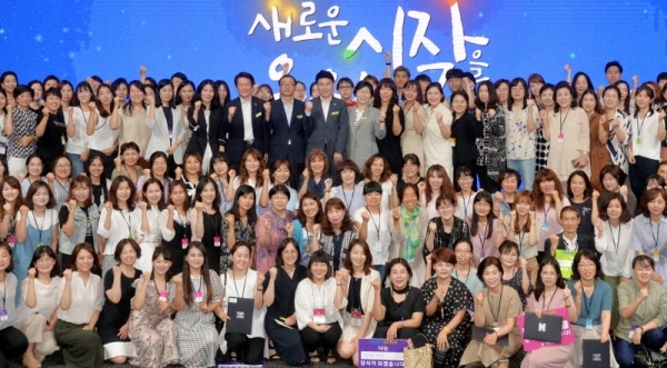 지역인재를 발굴, 도민강사로 양성 및 활동을 지원하는 '경기도 찾아가는 배움교실 도민강사 발대식'이 열린 8일 오후 수원컨벤션센터에서 한선재 경기도평생교육진흥원장, 김원기 경기도의회 부의장, 조학수 경기도청 평생교육국장, 박옥분 경기도의회 도의원 등 내빈들과 500여 도민강사들이 기념촬영을 하고 있다. 윤원규기자