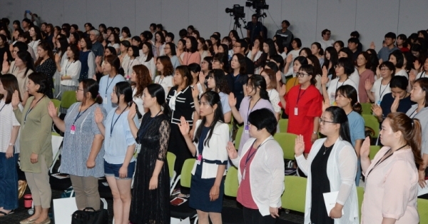 지역인재를 발굴, 도민강사로 양성 및 활동을 지원하는 '경기도 찾아가는 배움교실 도민강사 발대식'이 열린 8일 오후 수원컨벤션센터에서 도민강사들이 강사활동 선언을 하고 있다. 윤원규기자