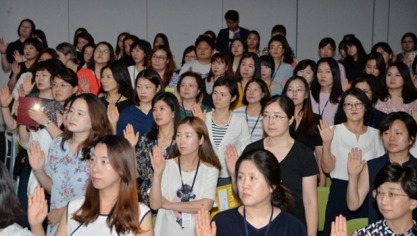 지역인재를 발굴, 도민강사로 양성 및 활동을 지원하는 '경기도 찾아가는 배움교실 도민강사 발대식'이 열린 8일 오후 수원컨벤션센터에서 도민강사들이 강사활동 선언을 하고 있다. 윤원규기자