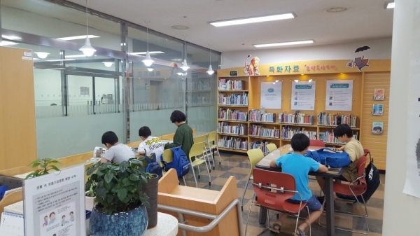 수원시는 풍부한 도서관 인프라를 활용해 시민에게 ‘육아친화적 도서관서비스’를 제공한다. 사진은 서수원도서관을 이용하는 어린이 모습.