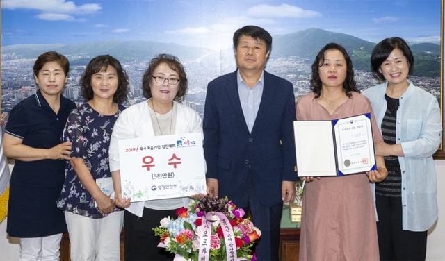최근 대전 컨벤션센터에서 열린 ‘2019년 우수 마을기업 경진대회’에서 계양구 마을기업인 (주)아모르카페 관계자들이 우수상을 받은 뒤 박형우 계양구청장과 함께 기념촬영하고 있다. 계양구청 제공