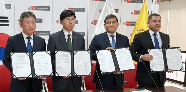 페루 리마에서 열린 한국과 페루 간 스마트시티 시범사업 협력 MOU 체결식에 참석한(사진 왼쪽부터) 고철원 인천경제청 스마트시티과장, 조준혁 주페루 대한민국대사, 카를로스 모란 소토 페루 내무부 장관, 잔 피에르 콤베 수르코 구청장이 MOU를 체결식을 마친 뒤 기념촬영하고 있다. 인천경제청 제공