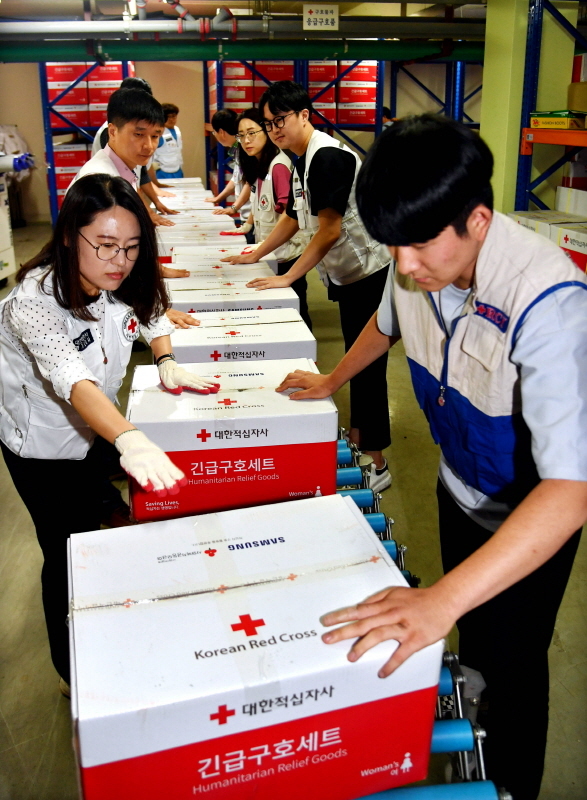 9일 수원시 권선구 대한적십자사 경기도지사 구호물품 창고에서 적십자사 직원들이 장마철을 앞두고 수해를 대비해 생필품이 담긴 긴급구호세트를 점검 및 정리하고 있다.전형민기자