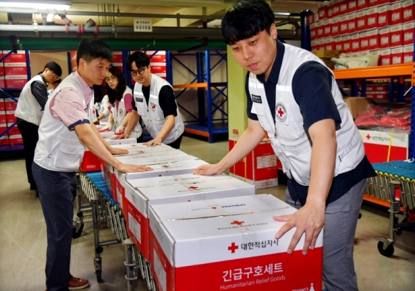 9일 수원시 권선구 대한적십자사 경기도지사 구호물품 창고에서 적십자사 직원들이 장마철을 앞두고 수해를 대비해 생필품이 담긴 긴급구호세트를 점검 및 정리하고 있다.전형민기자