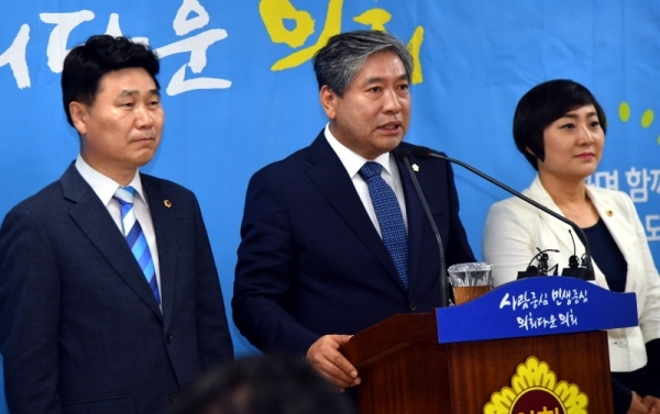 경기도의회 송한준 의장과 김원기ㆍ안혜영 부의장이 9일 도의회 브리핑룸에서 ‘제10대 경기도의회 의장단 취임 1주년 기자회견’을 하고 있다. 송 의장 등은 이날 기자회견에서 제10대 경기도의회의 중심철학을 ‘공존(共存)’이라고 밝히고 ‘사람중심 민생중심, 의회다운 의회’ 실현의 주축이 돼야 할 ‘공존의 틀’을 제시했다. 전형민기자