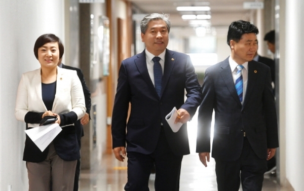 제10대 경기도의회 의장단 취임 1주년 기자회견을 하기 위해 (왼쪽부터) 안혜영 부의장, 송한준 의장, 김원기 부의장이 9일 경기도의회 브리핑룸으로 향하고 있다. 송한준 경기도의회 의장은 이날 기자회견문을 통해  제10대 경기도의회의 중심철학을 ‘공존(共存)’이라고 밝히고. ‘사람중심 민생중심, 의회다운 의회’ 실현의 주축이 돼야 할 ‘공존의 틀’을 제시 했다전형민기자