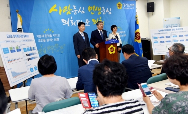 경기도의회 송한준 의장과 김원기ㆍ안혜영 부의장이 9일 도의회 브리핑룸에서 ‘제10대 경기도의회 의장단 취임 1주년 기자회견’을 하고 있다. 송 의장 등은 이날 기자회견에서 제10대 경기도의회의 중심철학을 ‘공존(共存)’이라고 밝히고 ‘사람중심 민생중심, 의회다운 의회’ 실현의 주축이 돼야 할 ‘공존의 틀’을 제시했다. 전형민기자