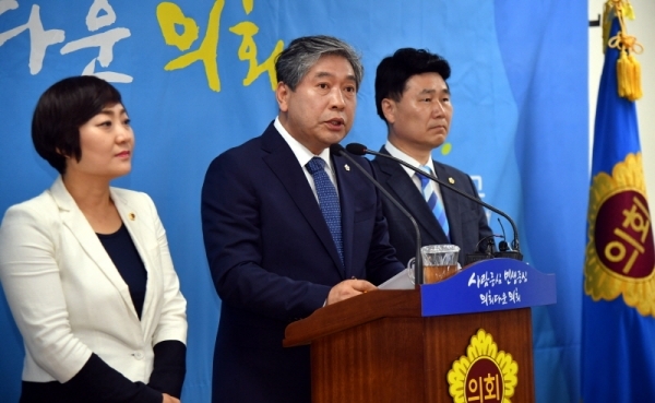 경기도의회 송한준 의장과 김원기ㆍ안혜영 부의장이 9일 도의회 브리핑룸에서 ‘제10대 경기도의회 의장단 취임 1주년 기자회견’을 하고 있다. 송 의장 등은 이날 기자회견에서 제10대 경기도의회의 중심철학을 ‘공존(共存)’이라고 밝히고 ‘사람중심 민생중심, 의회다운 의회’ 실현의 주축이 돼야 할 ‘공존의 틀’을 제시했다. 전형민기자