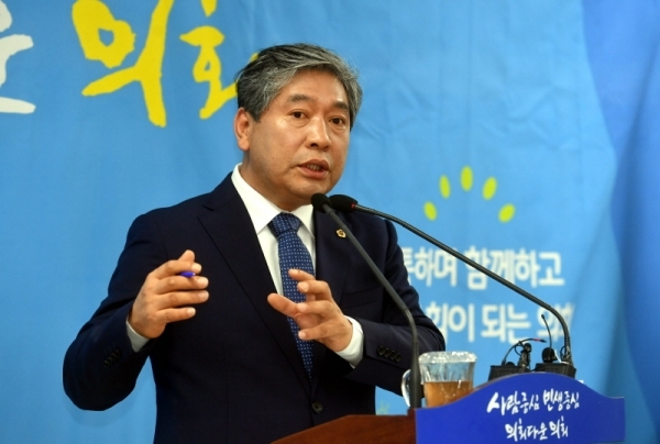 송한준 경기도의회 의장이 9일 도의회 브리핑룸에서 열린 취임 1주년 기자회견에서 제10대 경기도의회의 중심철학을 ‘공존(共存)’이라고 밝히고 ‘사람중심 민생중심, 의회다운 의회’ 실현의 주축이 돼야 할 ‘공존의 틀’을 제시했다. 전형민기자