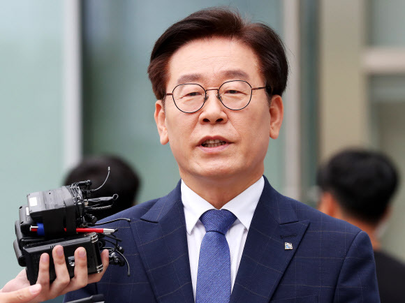 직권남용과 선거법 위반 혐의로 재판에 넘겨져 1심에서 무죄를 선고받은 이재명 경기지사가 10일 오후 수원시 영통구 수원고등법원에서 열린 항소심 첫 공판에 출석하고 있다. 연합뉴스