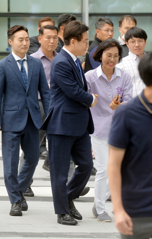 이재명 경기도지사가 1심에서 무죄를 선고받은 후 첫 항소심 재판을 받기위해 10일 오후 수원시 영통구 수원고등법원에 출석하고 있다. 윤원규기자