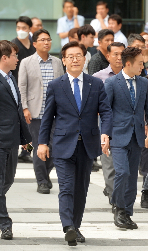 이재명 경기도지사가 1심에서 무죄를 선고받은 후 첫 항소심 재판을 받기위해 10일 오후 수원시 영통구 수원고등법원에 출석하고 있다. 윤원규기자