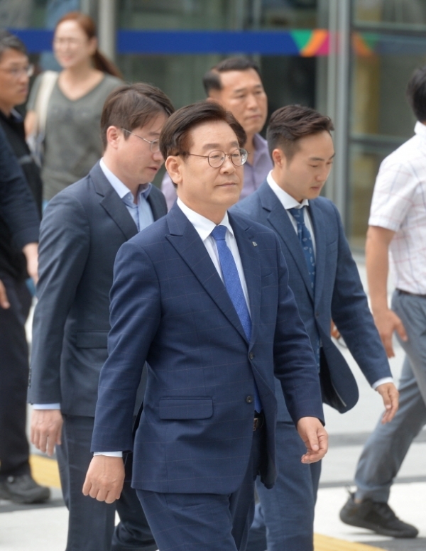 이재명 경기도지사가 1심에서 무죄를 선고받은 후 첫 항소심 재판을 받기위해 10일 오후 수원시 영통구 수원고등법원에 출석하고 있다. 윤원규기자
