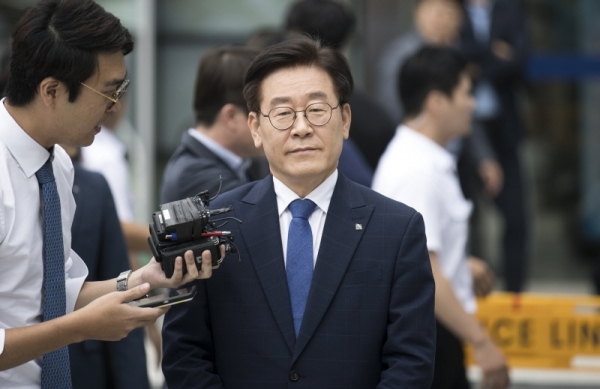 이재명 경기도지사가 1심에서 무죄를 선고받은 후 첫 항소심 재판을 받기위해 10일 오후 수원시 영통구 수원고등법원에 출석하고 있다. 윤원규기자