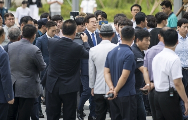이재명 경기도지사가 1심에서 무죄를 선고받은 후 첫 항소심 재판을 받기위해 10일 오후 수원시 영통구 수원고등법원에 출석하고 있다. 윤원규기자