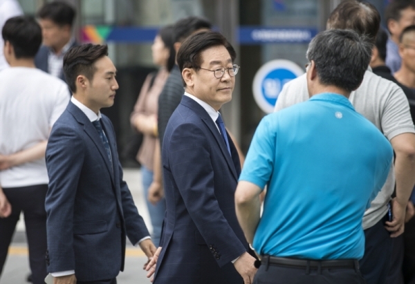 이재명 경기도지사가 1심에서 무죄를 선고받은 후 첫 항소심 재판을 받기위해 10일 오후 수원시 영통구 수원고등법원에 출석하고 있다. 윤원규기자