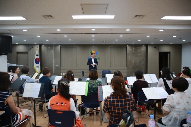 ▲ 1-1. (행정지원과) 이병규 장안구청장, 장안구여성합창단 연습실 찾아 격려